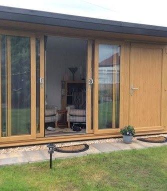Oak-effect studio with sliding doors